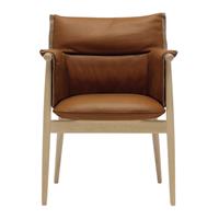 Carl Hansen & Søn E005 Embrace Stoel - Eiken / Loke 7748 Leer