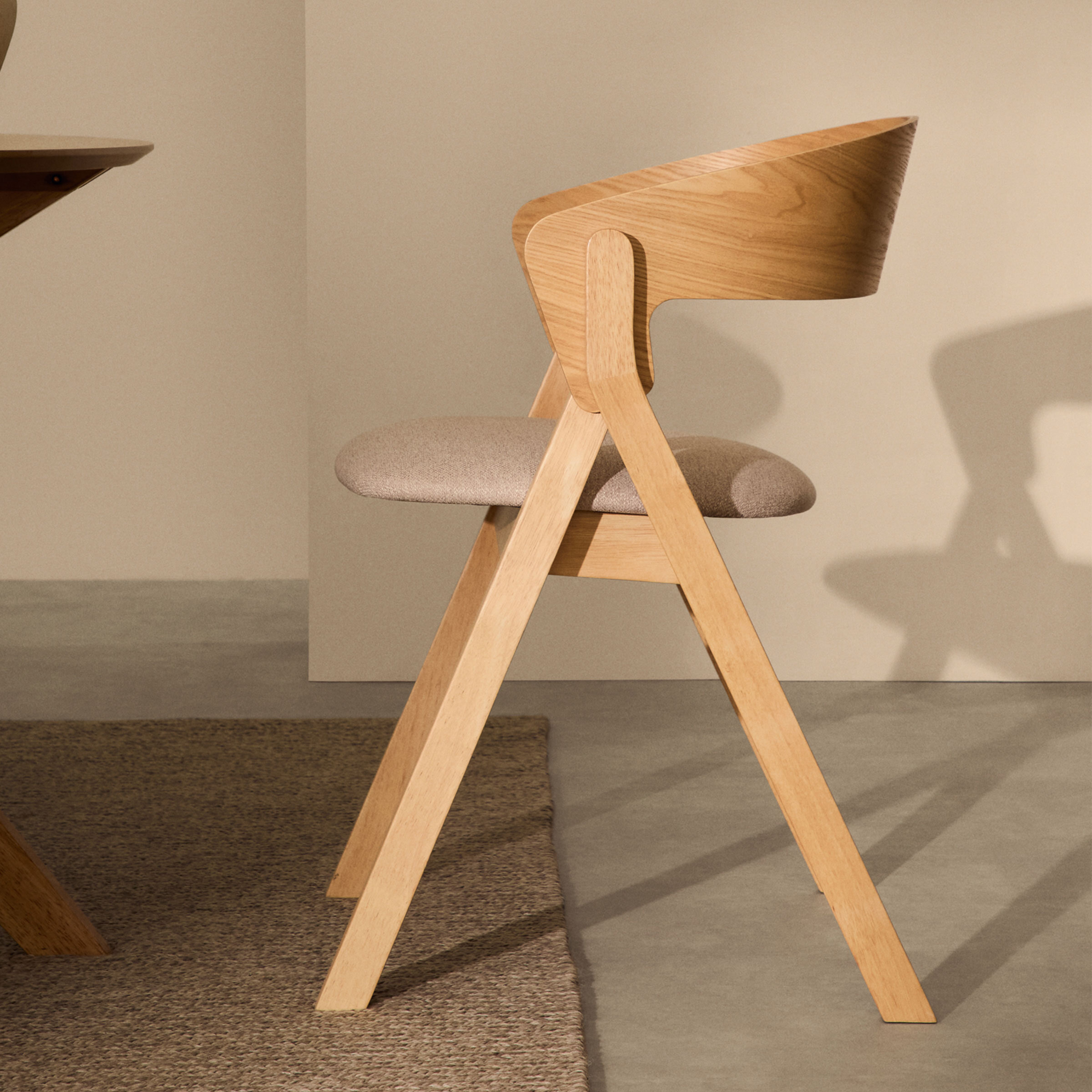 Kave Home Eetkamerstoel Godia Essen en rubberhout - Beige/Naturel