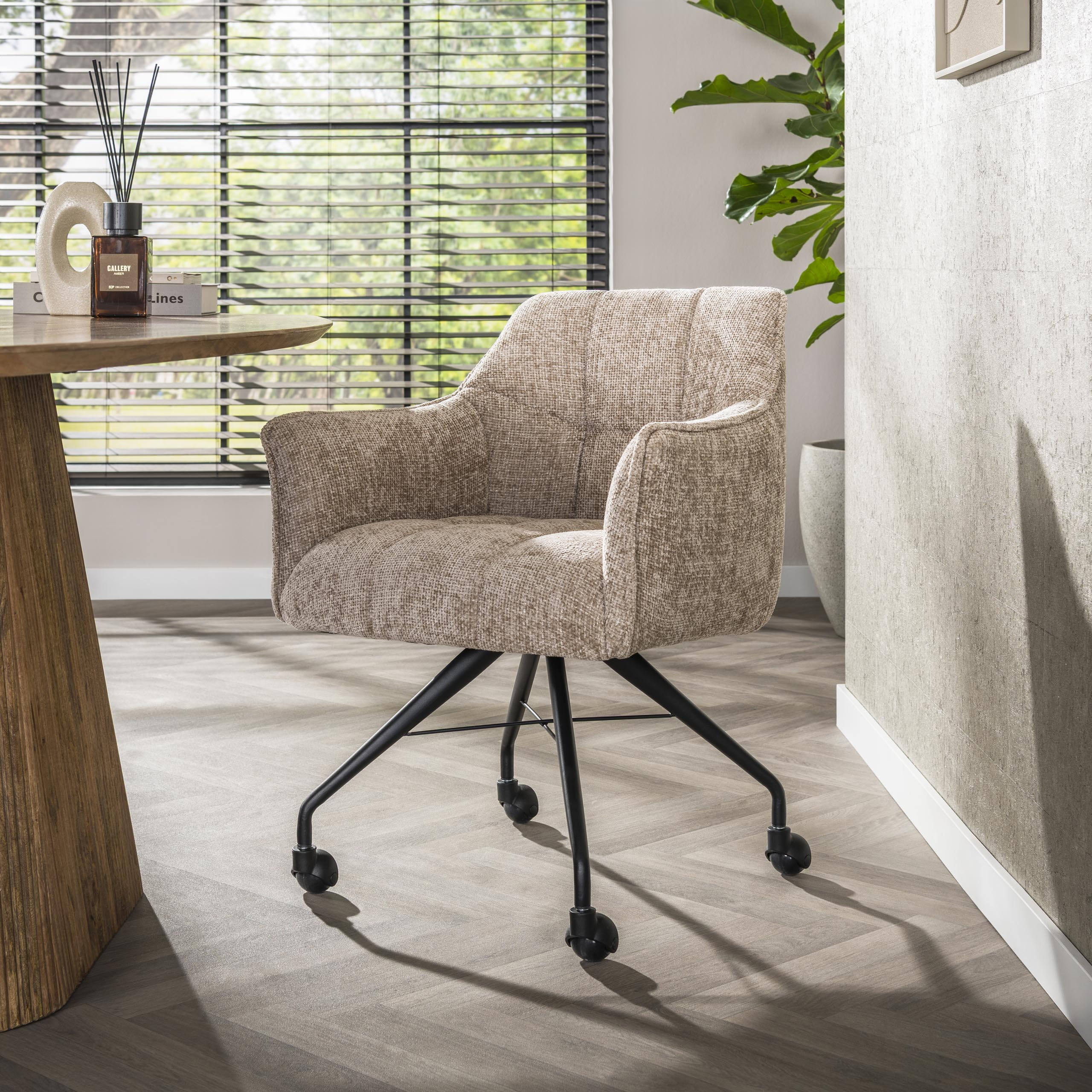 LifestyleFurn Draaibare Eetkamerstoel op wielen Thandie Chenille - Zand