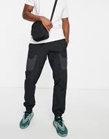 Adidas - Zwarte, geweven joggingbroek met drie strepen in dezelfde kleurschakering