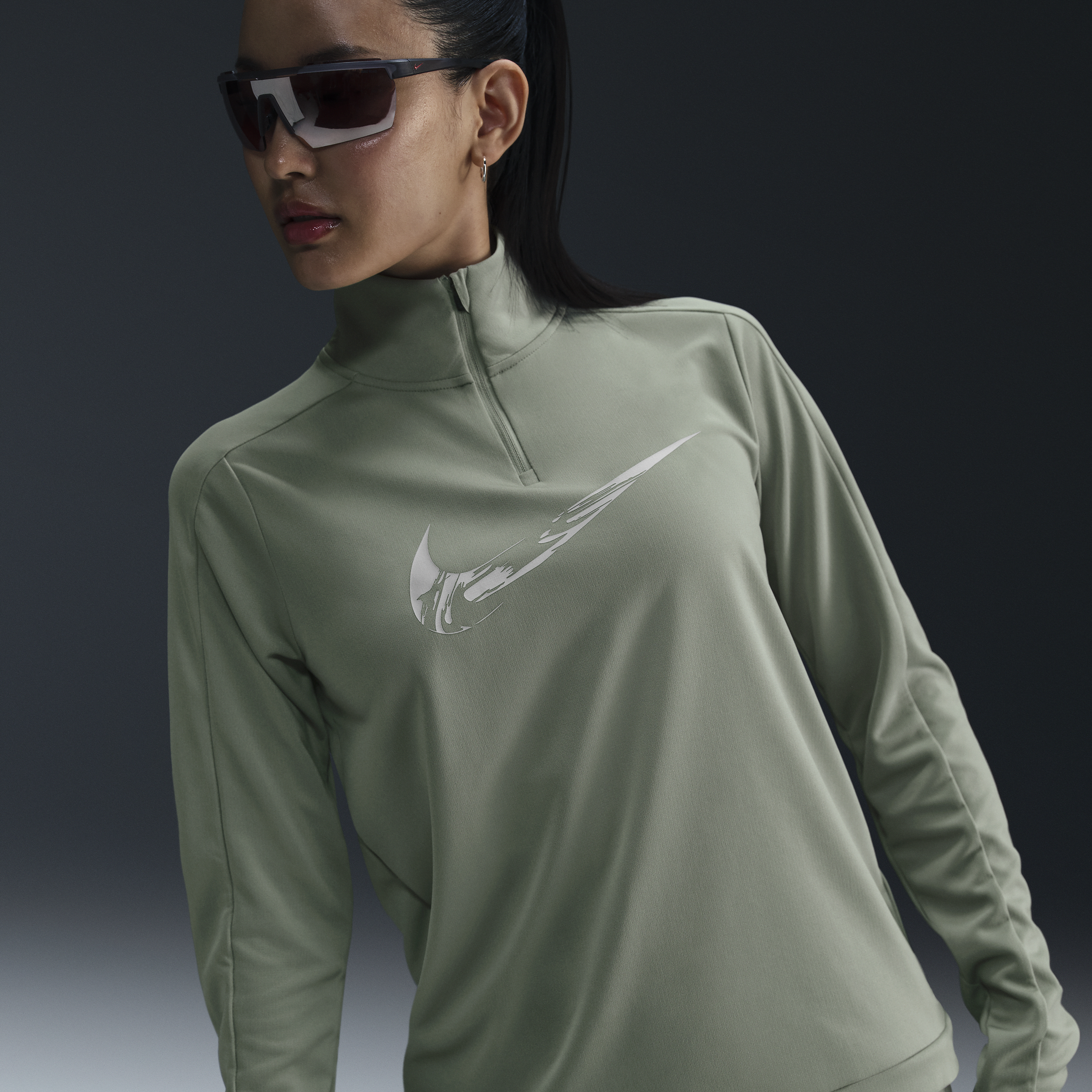 Nike Swoosh Dri-FIT hardlooptussenlaag met korte rits voor dames - Groen