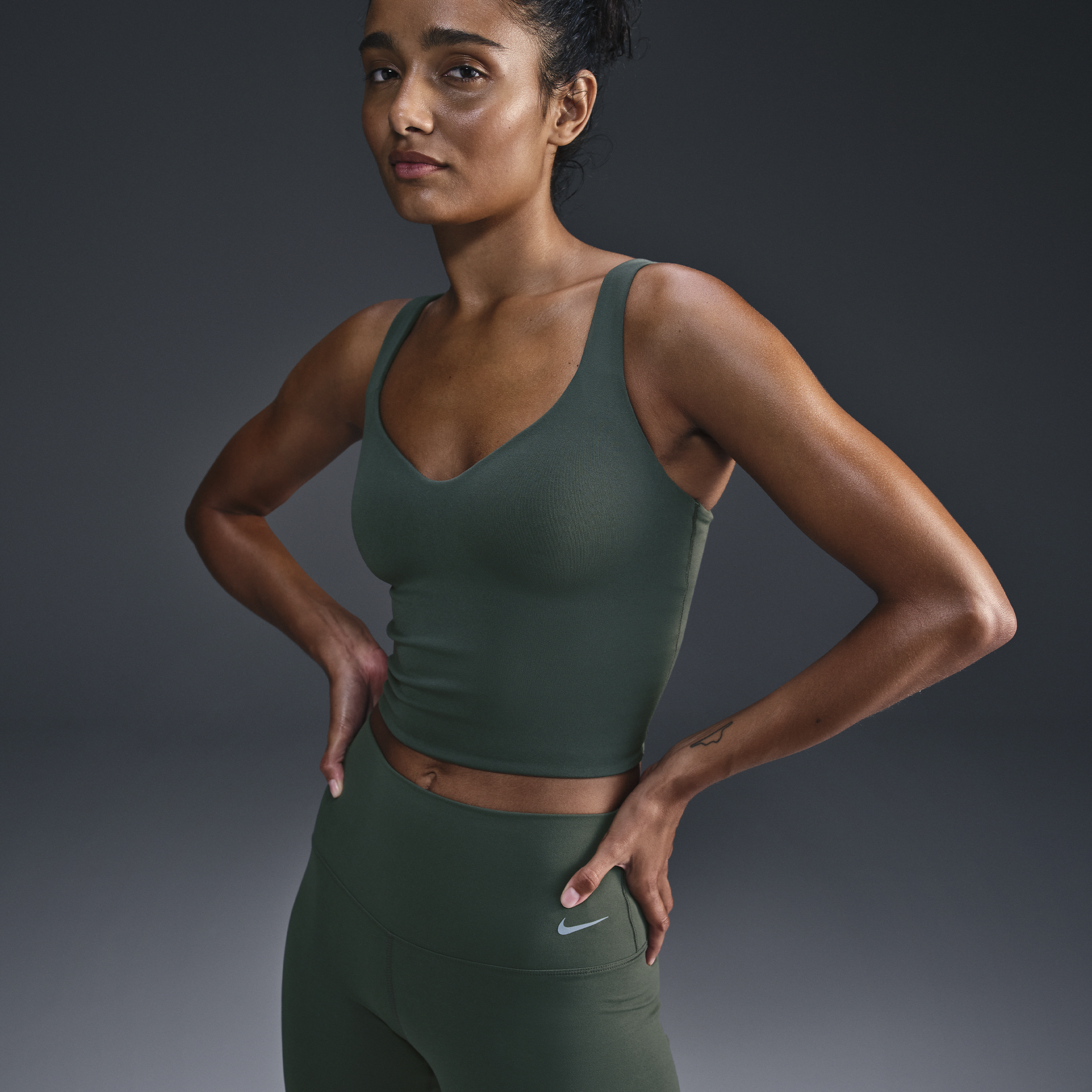 Nike Alate tanktop met padded sport-bh en medium ondersteuning - Groen