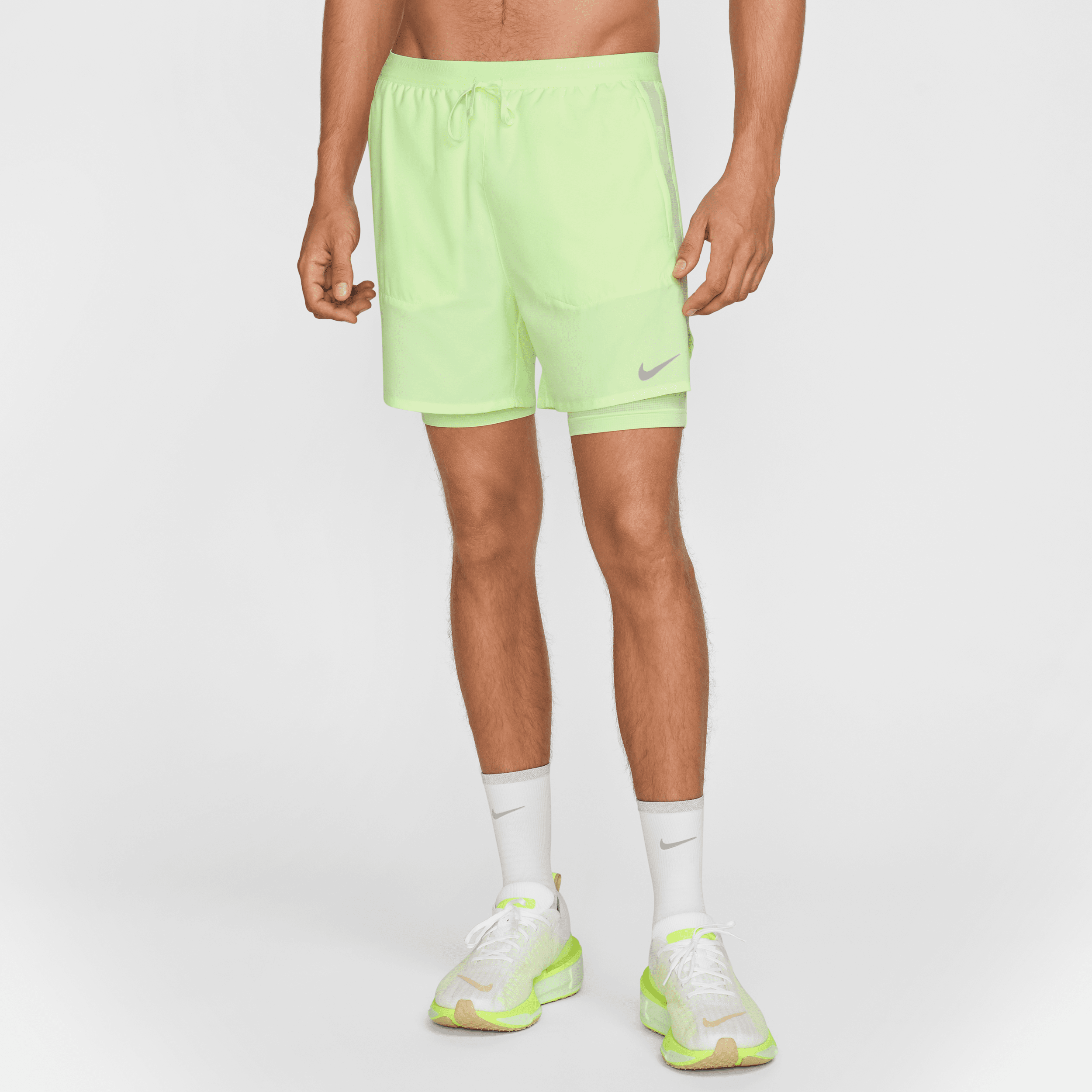 Nike Stride Dri-FIT hybride hardloopshorts voor heren (13 cm) - Geel