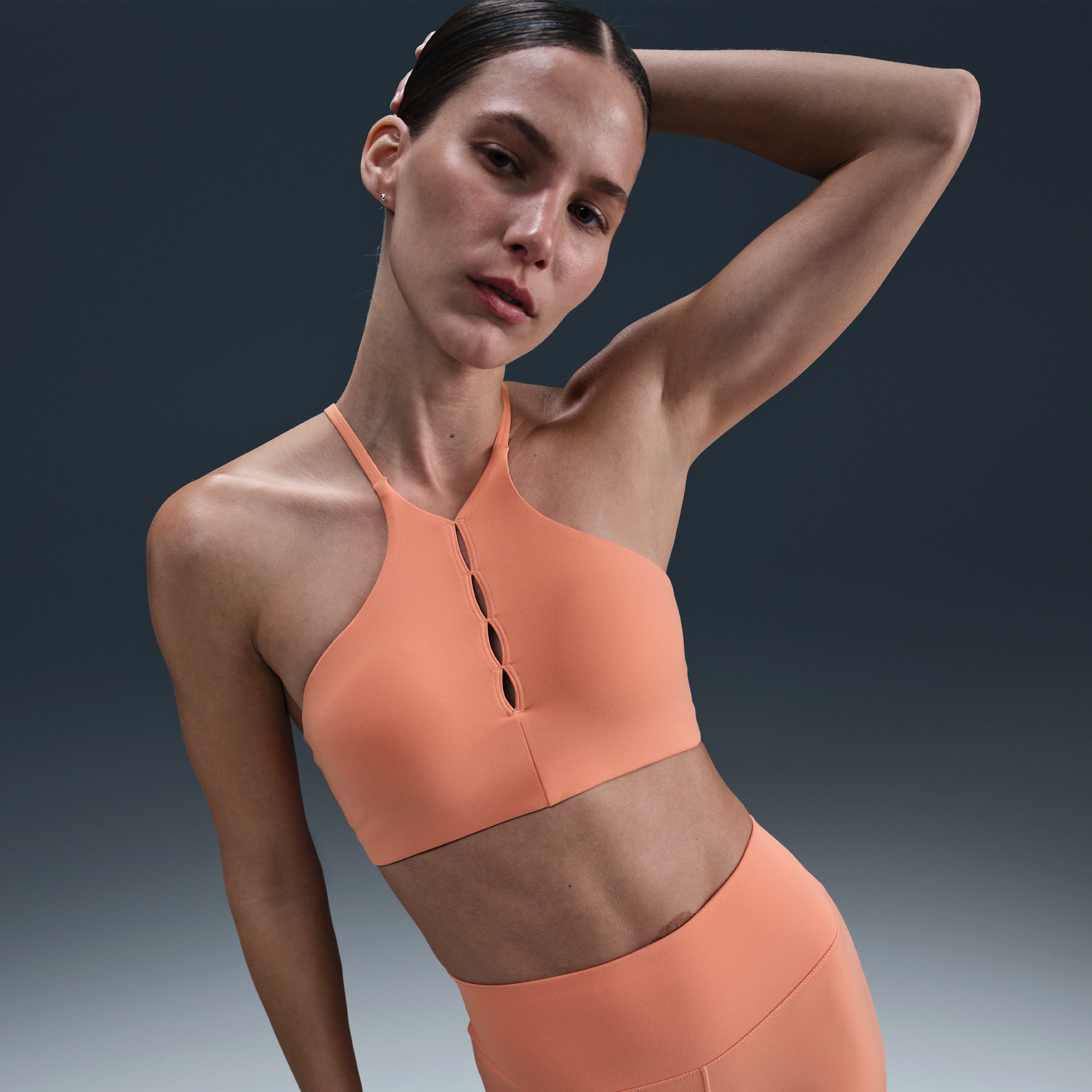Nike One Keyhole padded sport-bh met hoge hals en lichte ondersteuning - Oranje