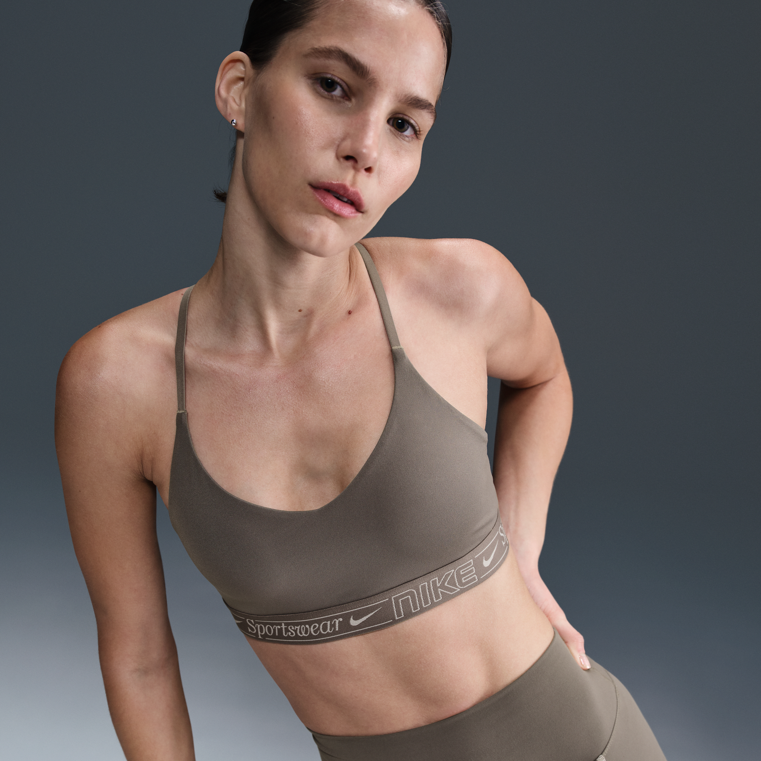 Nike Indy verstelbare padded sport-bh met lichte ondersteuning - Grijs