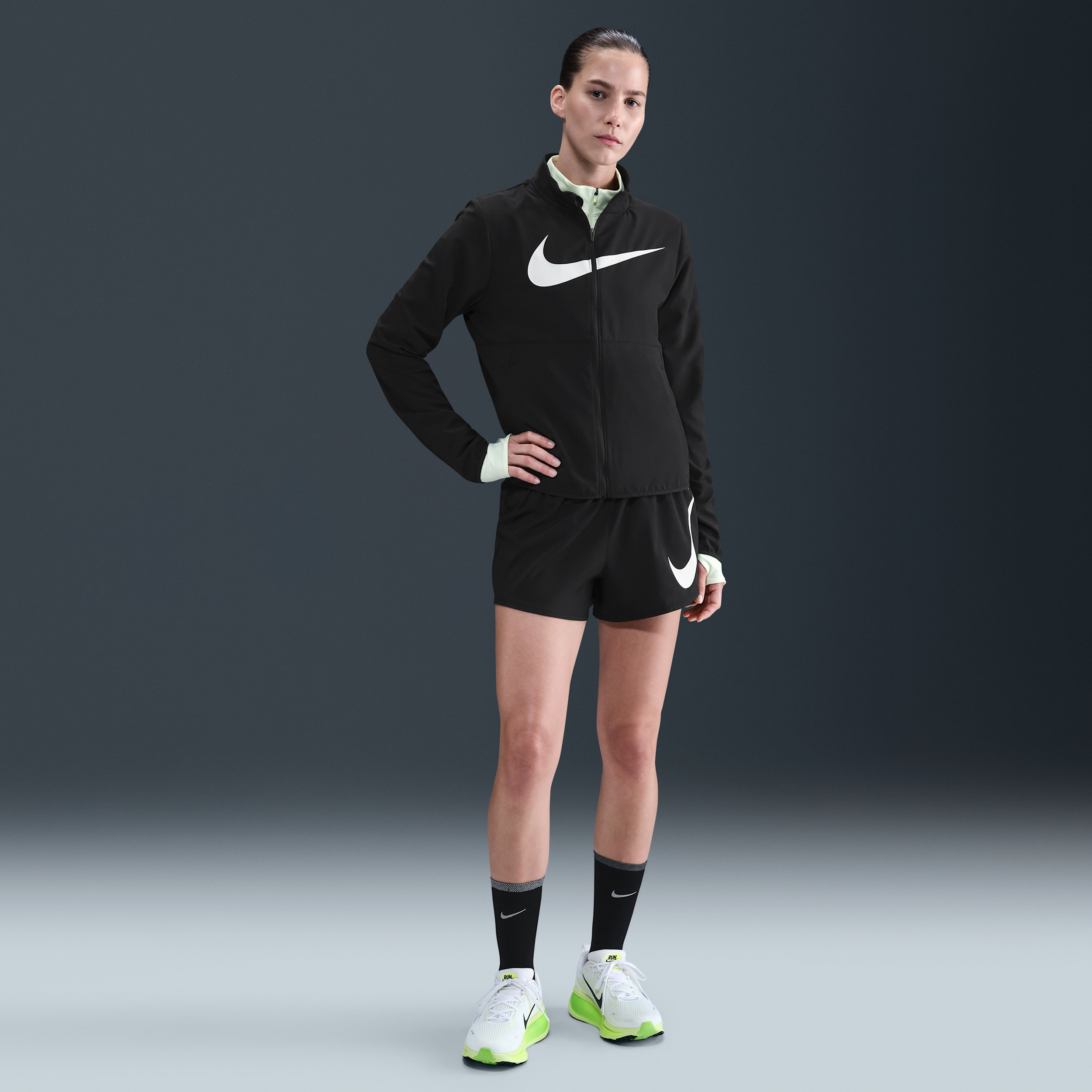 Nike One Swoosh ruimvallende Dri-FIT hardloopshorts met halfhoge taille en binnenbroekje voor dames (8 cm) - Zwart