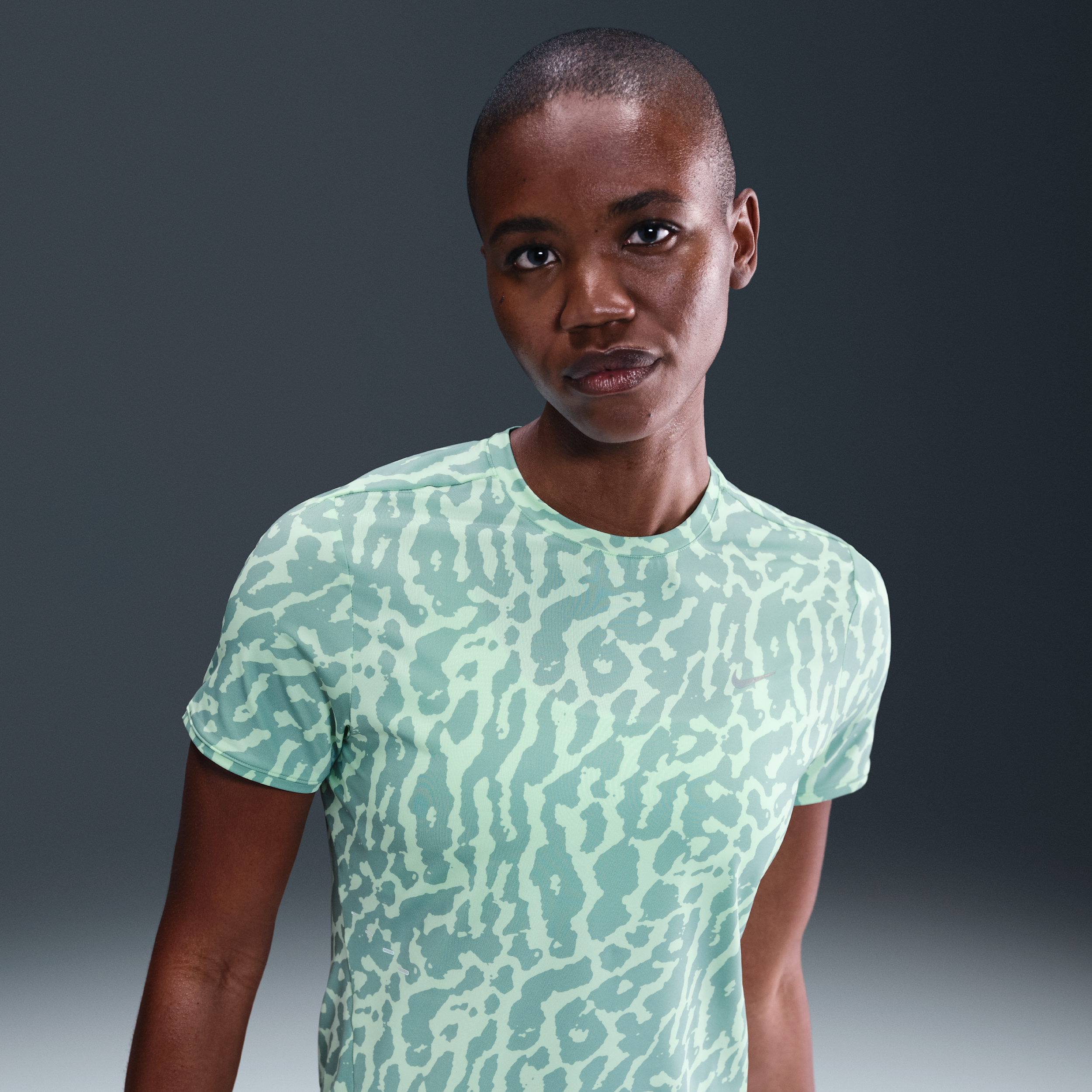 Nike Swift Dri-FIT hardlooptop met korte mouwen voor dames - Groen