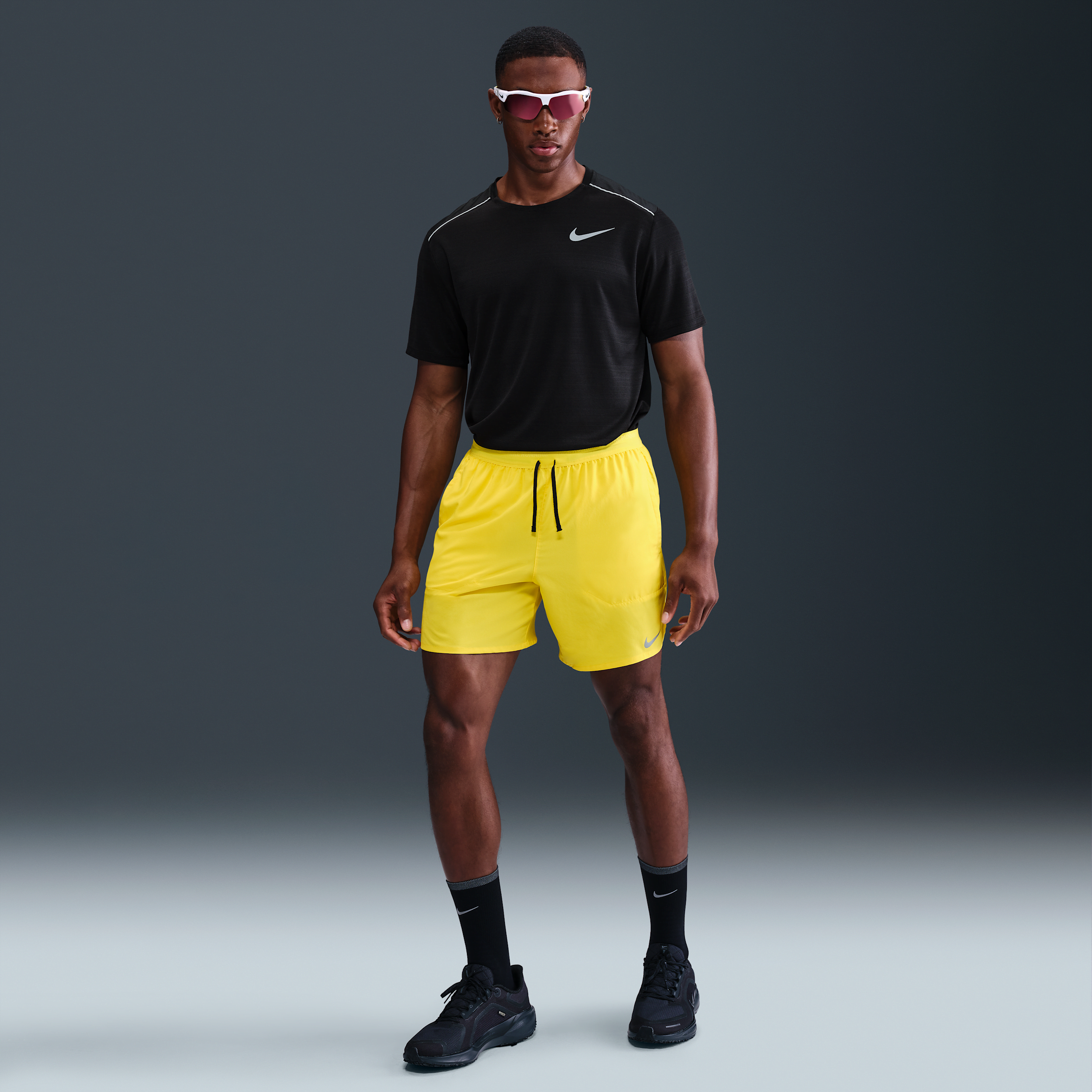 Nike Stride Dri-FIT hardloopshorts met binnenbroek voor heren (18 cm) - Geel