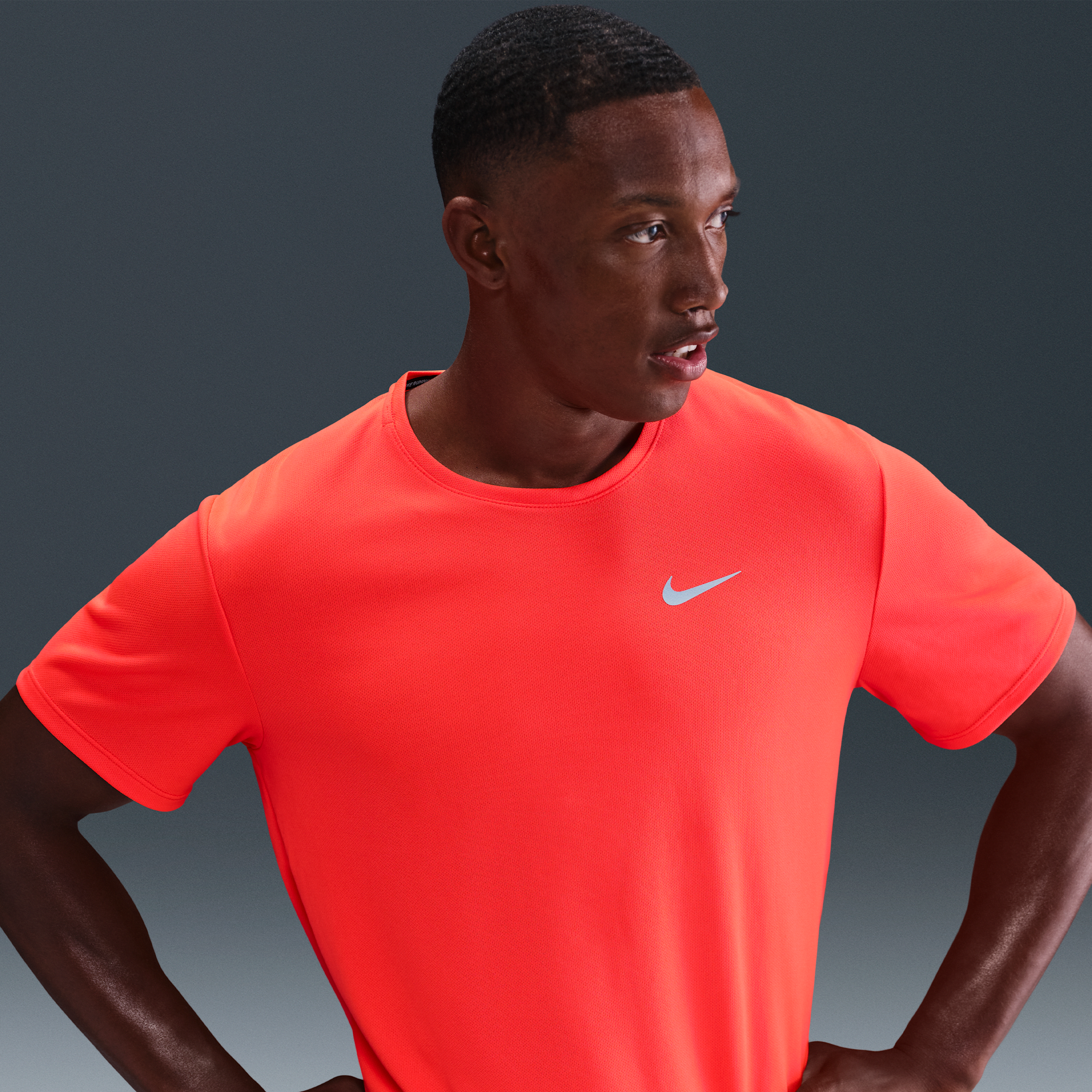 Nike Miler UV hardlooptop met korte mouwen en Dri-FIT voor heren - Rood