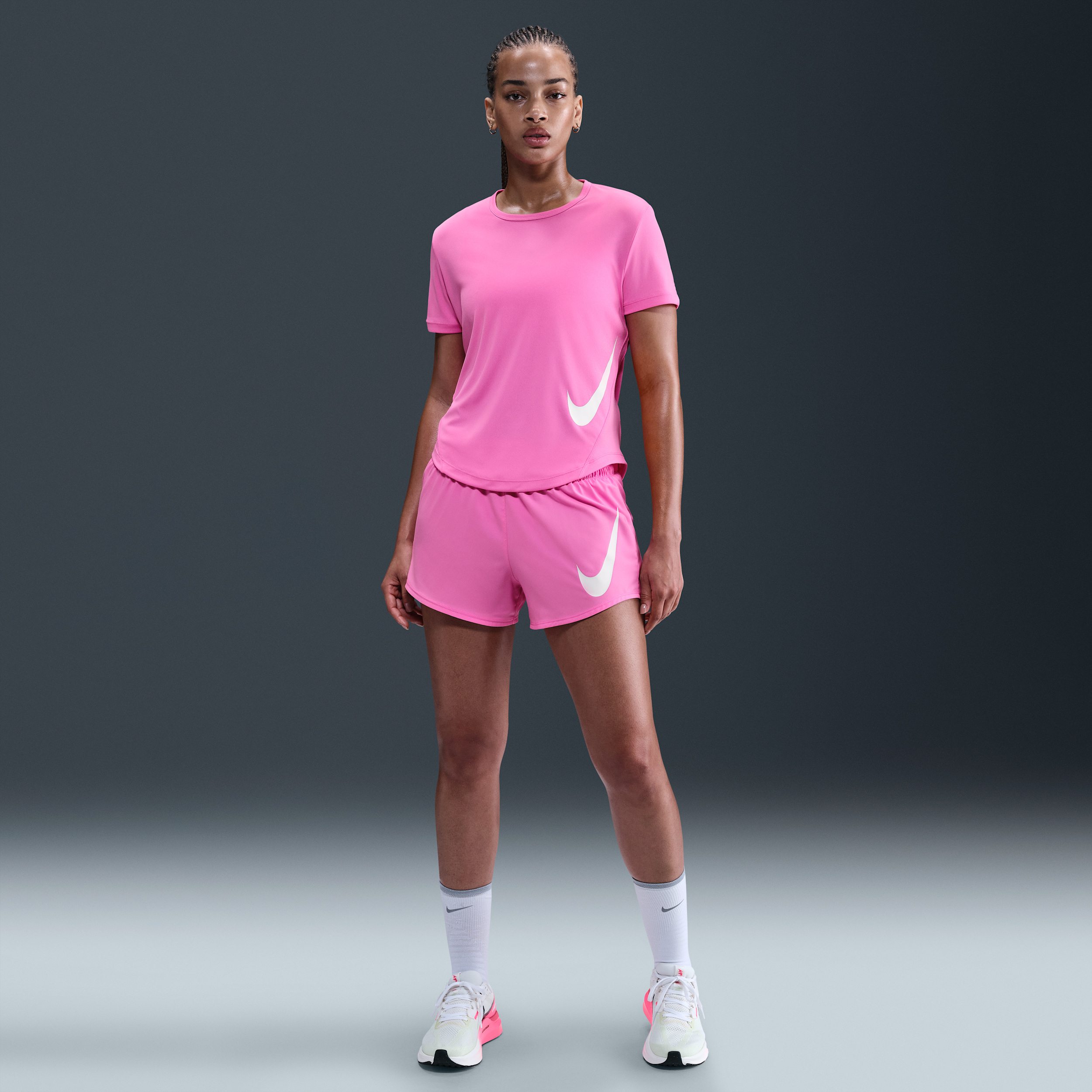 Nike One Swoosh ruimvallende Dri-FIT hardloopshorts met halfhoge taille en binnenbroekje voor dames (8 cm) - Roze