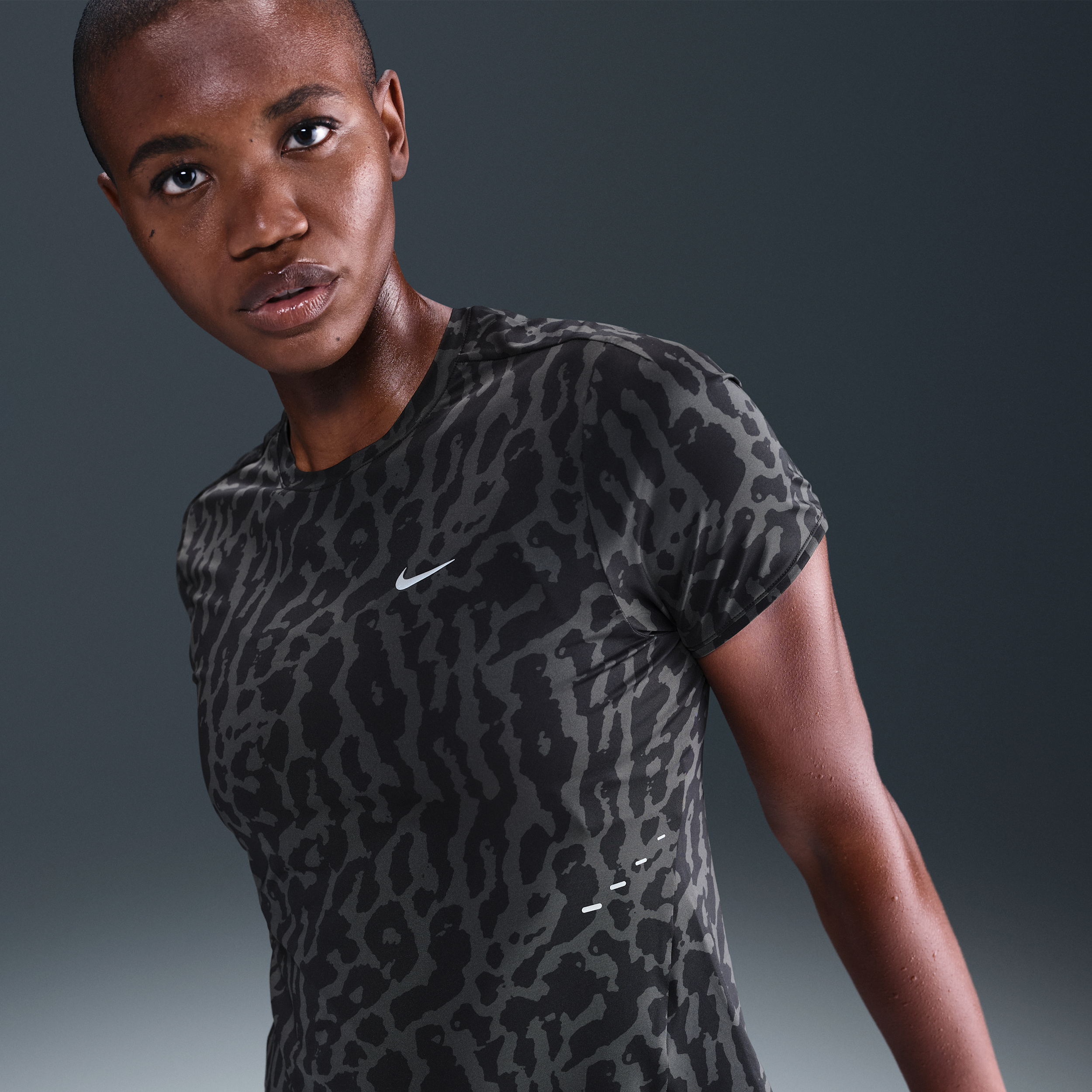 Nike Swift Dri-FIT hardlooptop met korte mouwen voor dames - Zwart