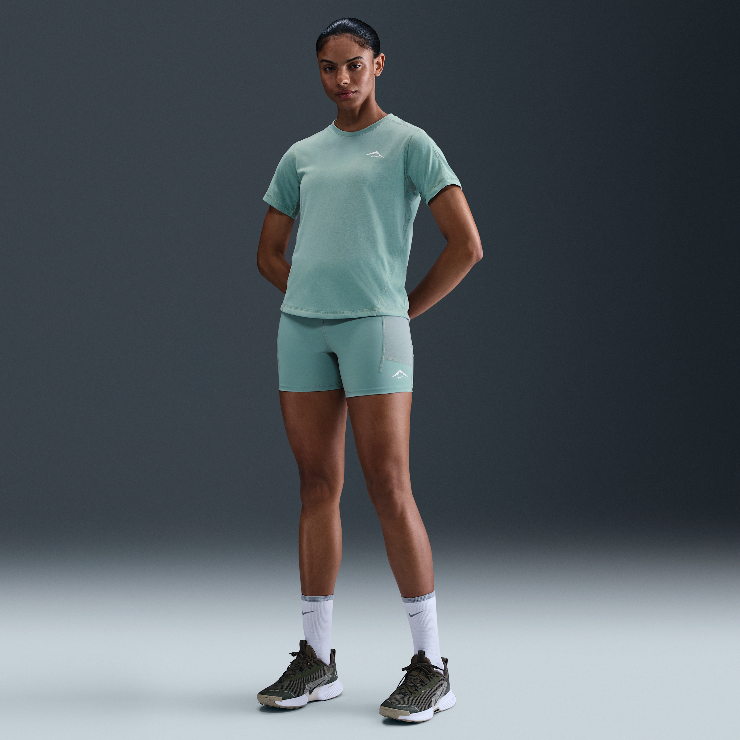 Nike Trail Dri-FIT aansluitende hardloopshorts met hoge taille voor dames (10 cm) - Groen