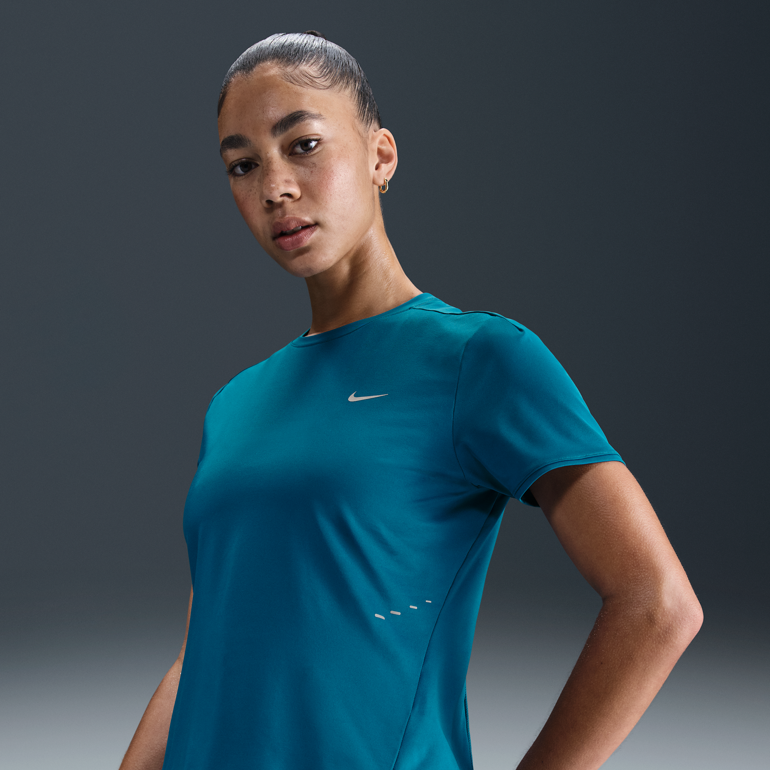 Nike Swift Dri-FIT hardlooptop met korte mouwen voor dames - Blauw