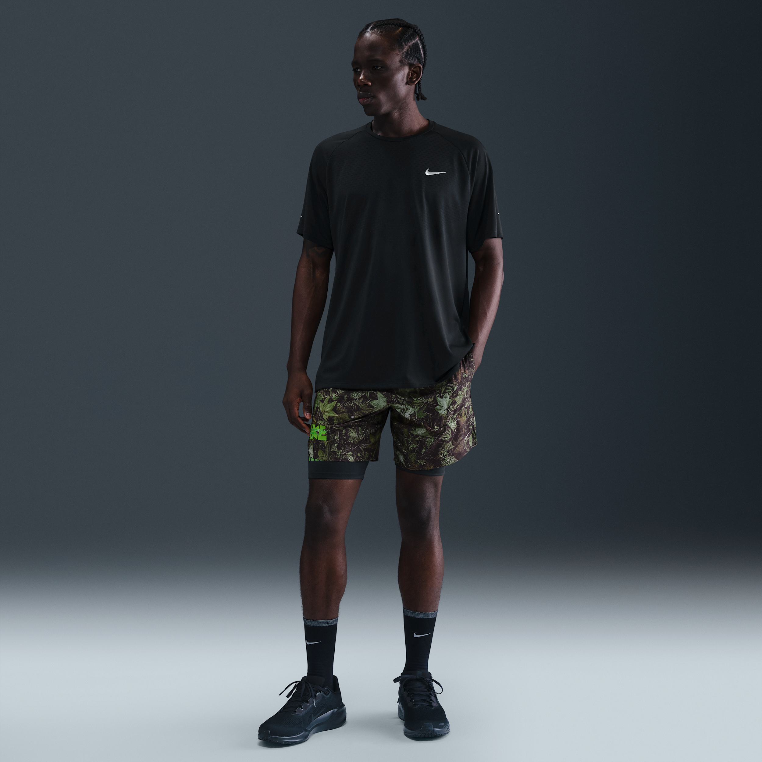 Nike Stride Dri-FIT hardloopshorts met print en binnenbroek voor heren (18 cm) - Zwart