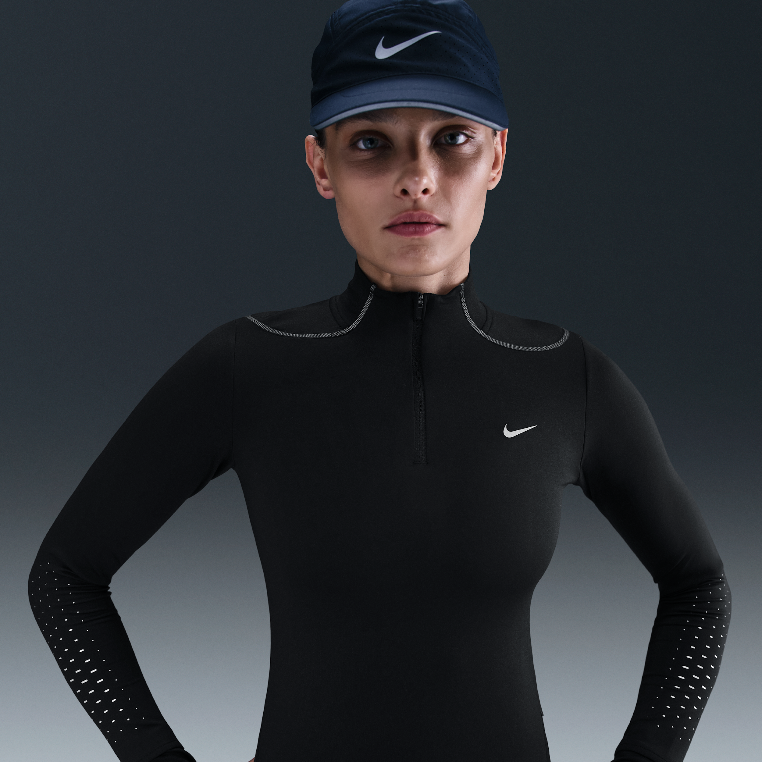Nike Swift Therma-FIT ADV hardlooptop met korte rits en reflecterend design voor dames - Zwart