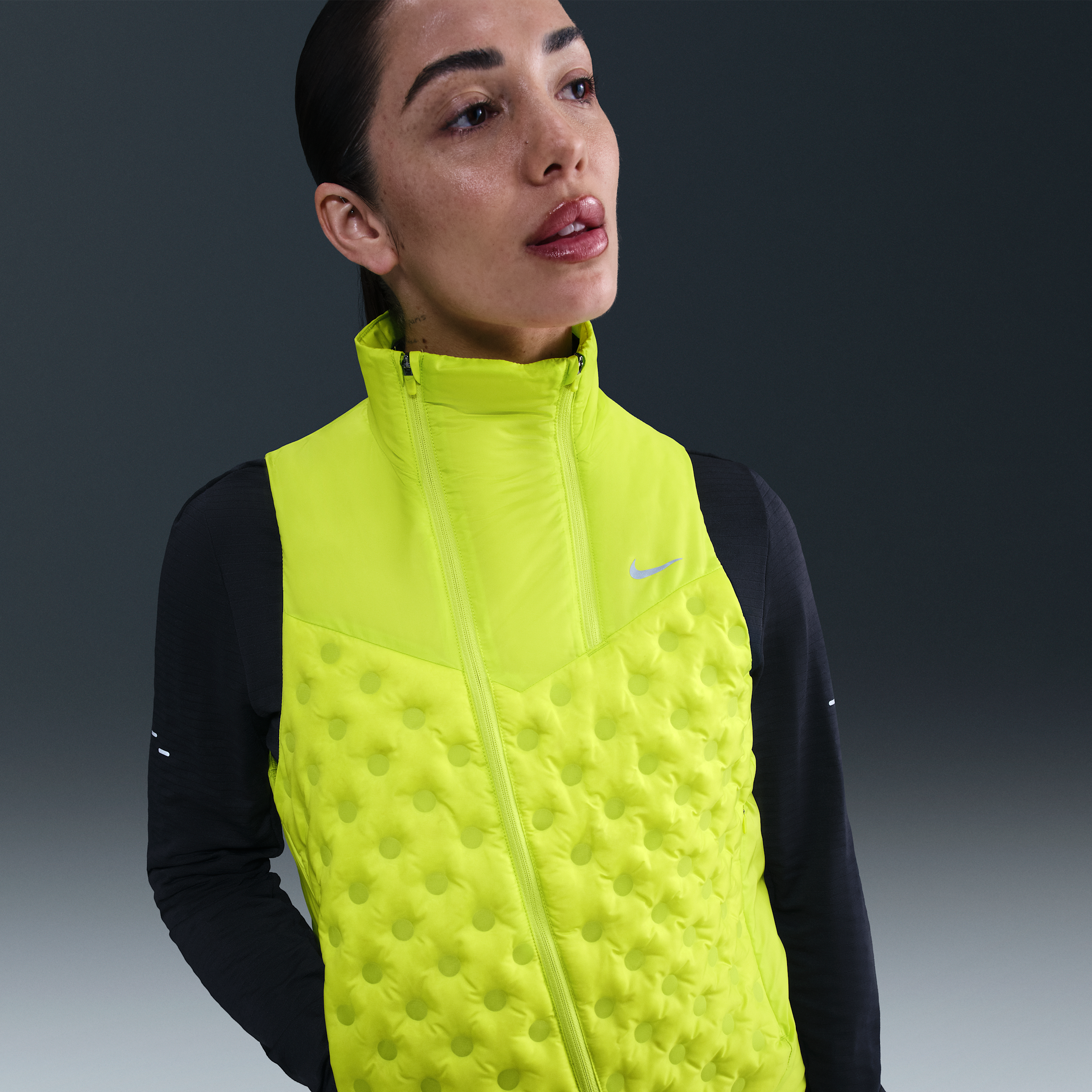 Nike Therma-FIT ADV Repel AeroLoft hardloopbodywarmer voor dames - Groen