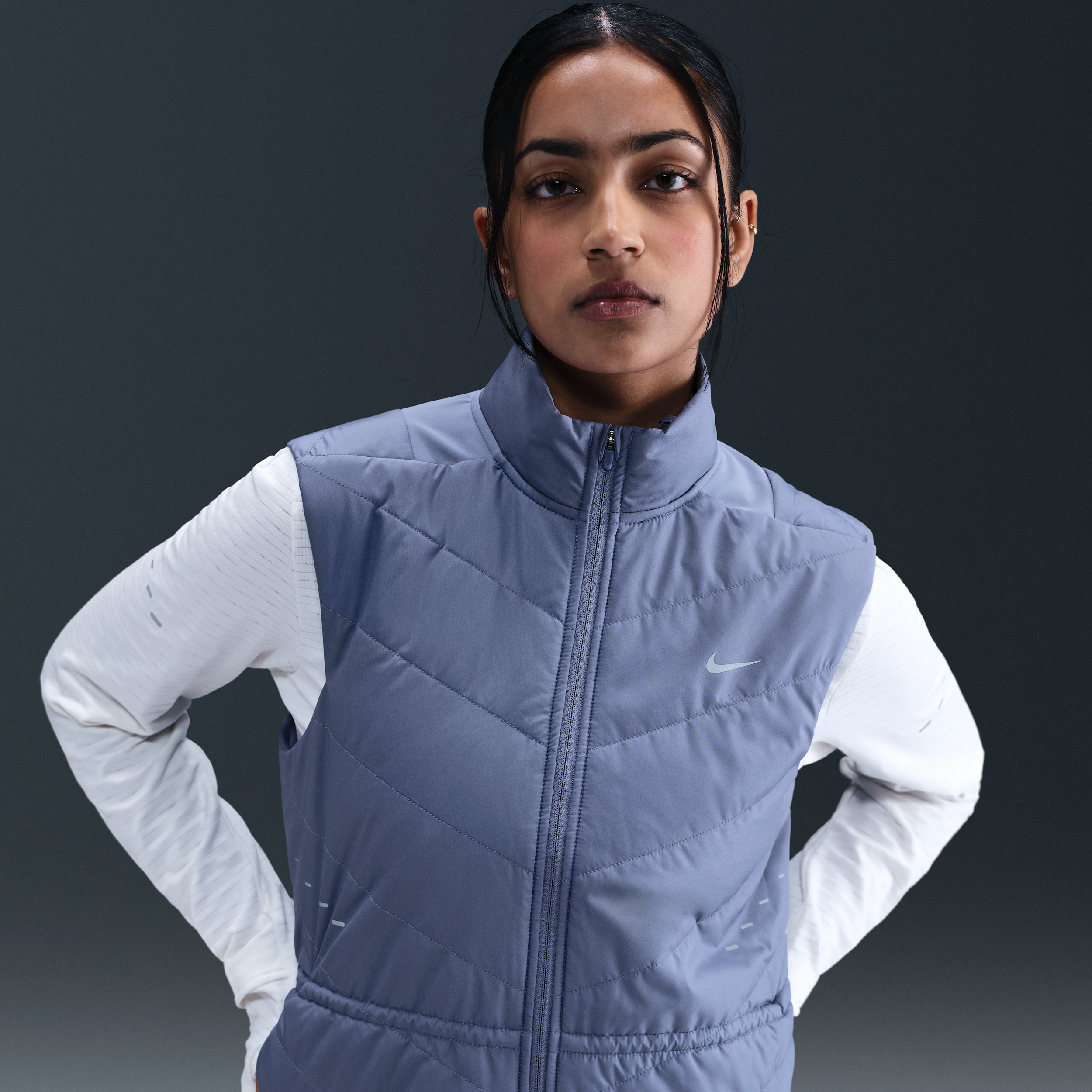 Nike Swift Therma-FIT hardloopbodywarmer voor dames - Blauw