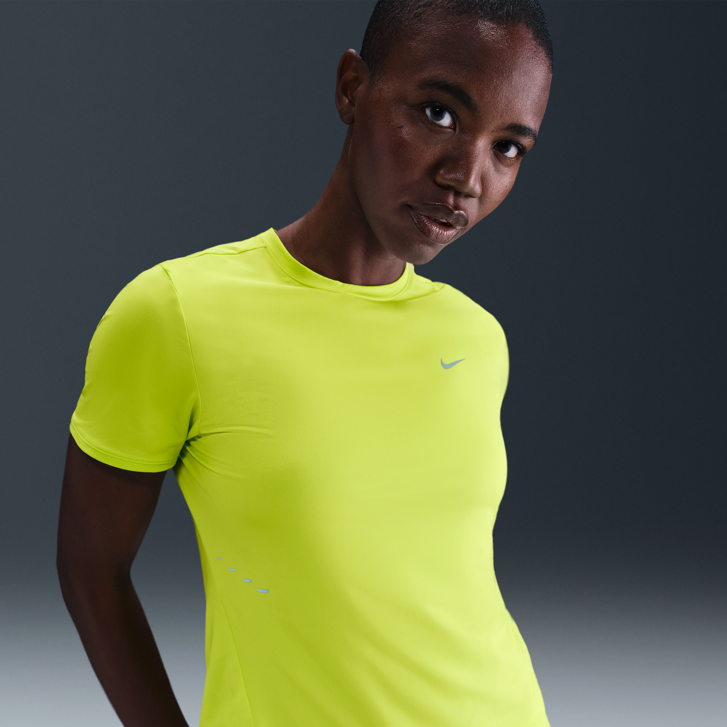 Nike Swift Dri-FIT hardlooptop met korte mouwen voor dames - Groen
