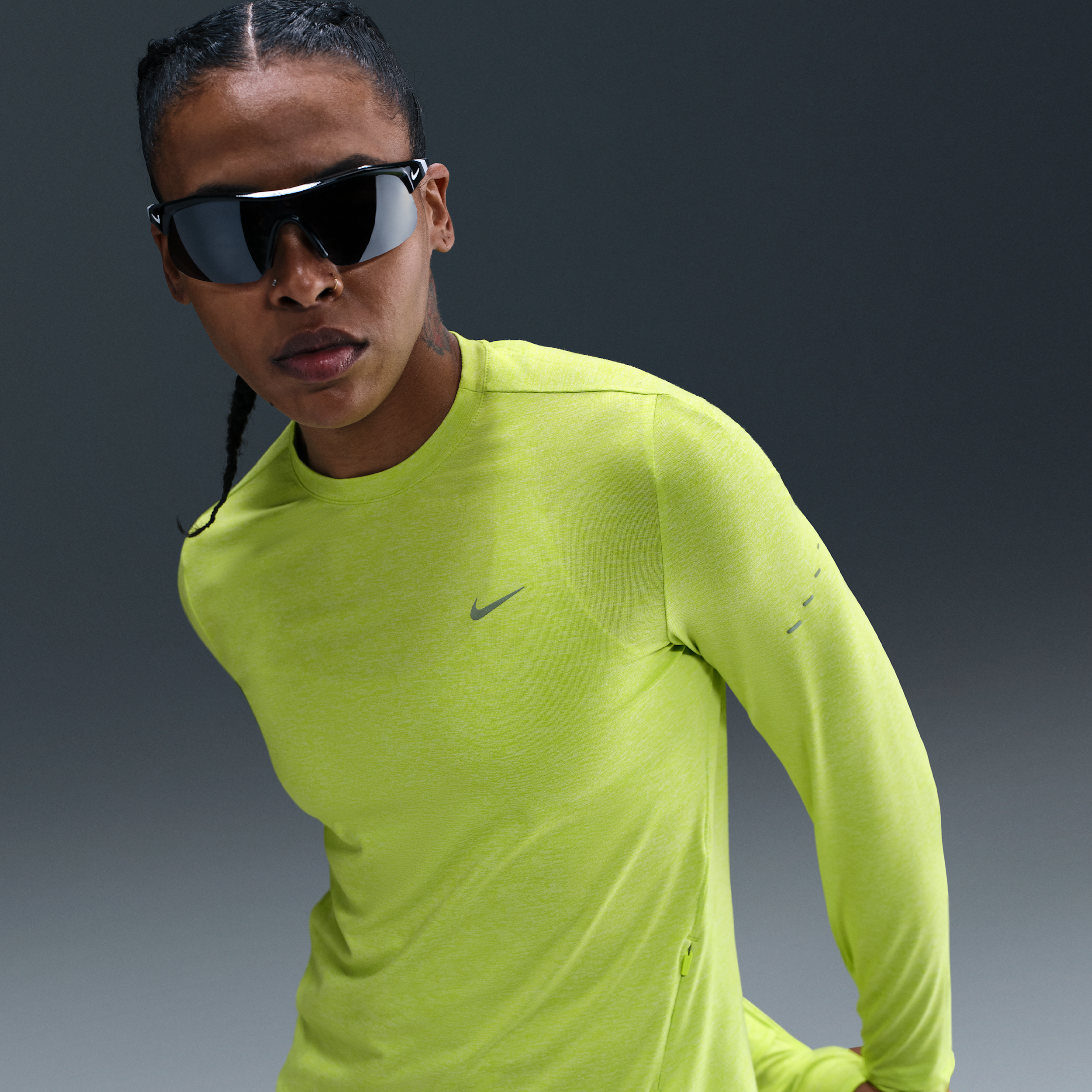 Nike Swift Dri-FIT hardlooptop met ronde hals, lange mouwen en uv-bescherming voor dames - Groen