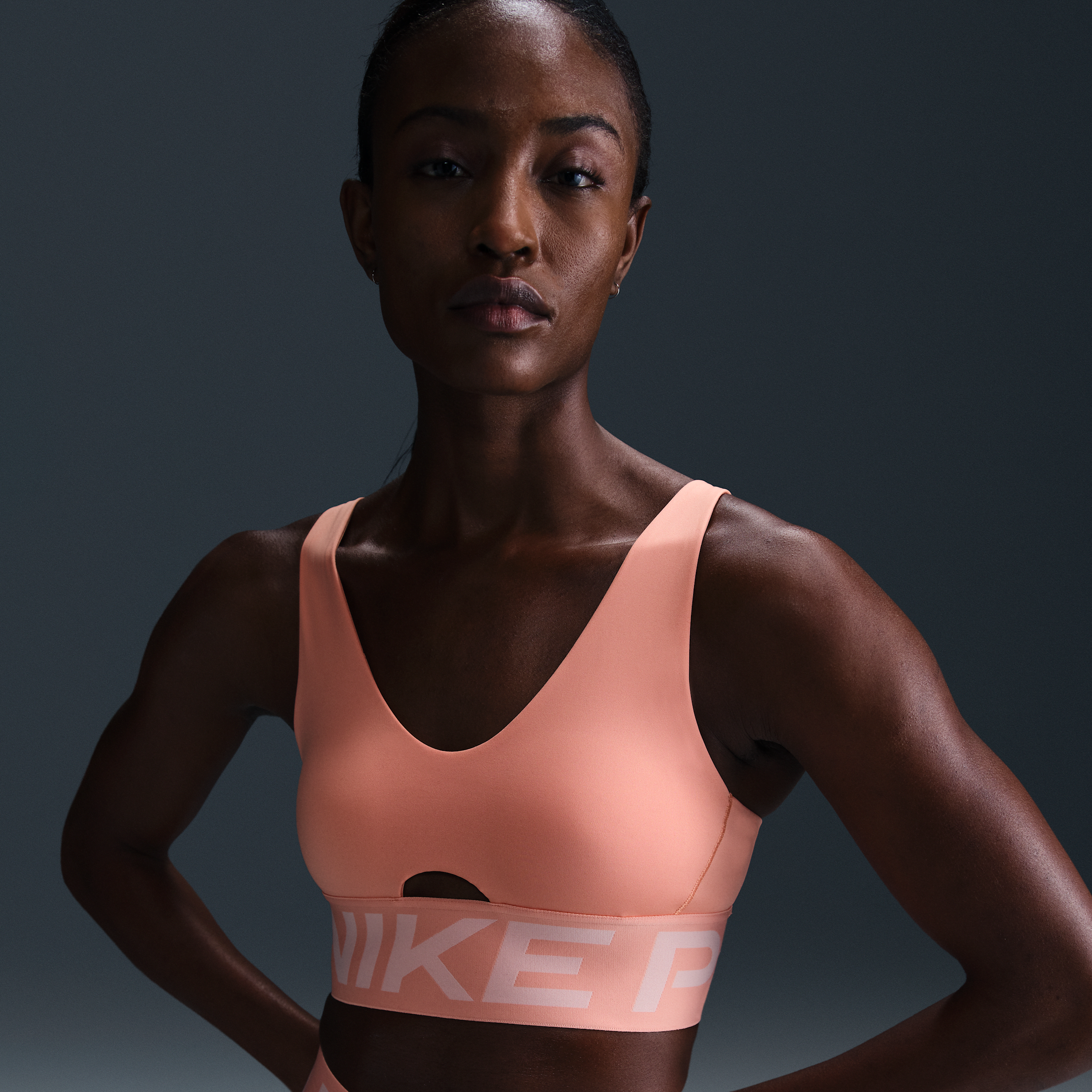 Nike Indy Plunge padded sport-bh met medium ondersteuning - Oranje
