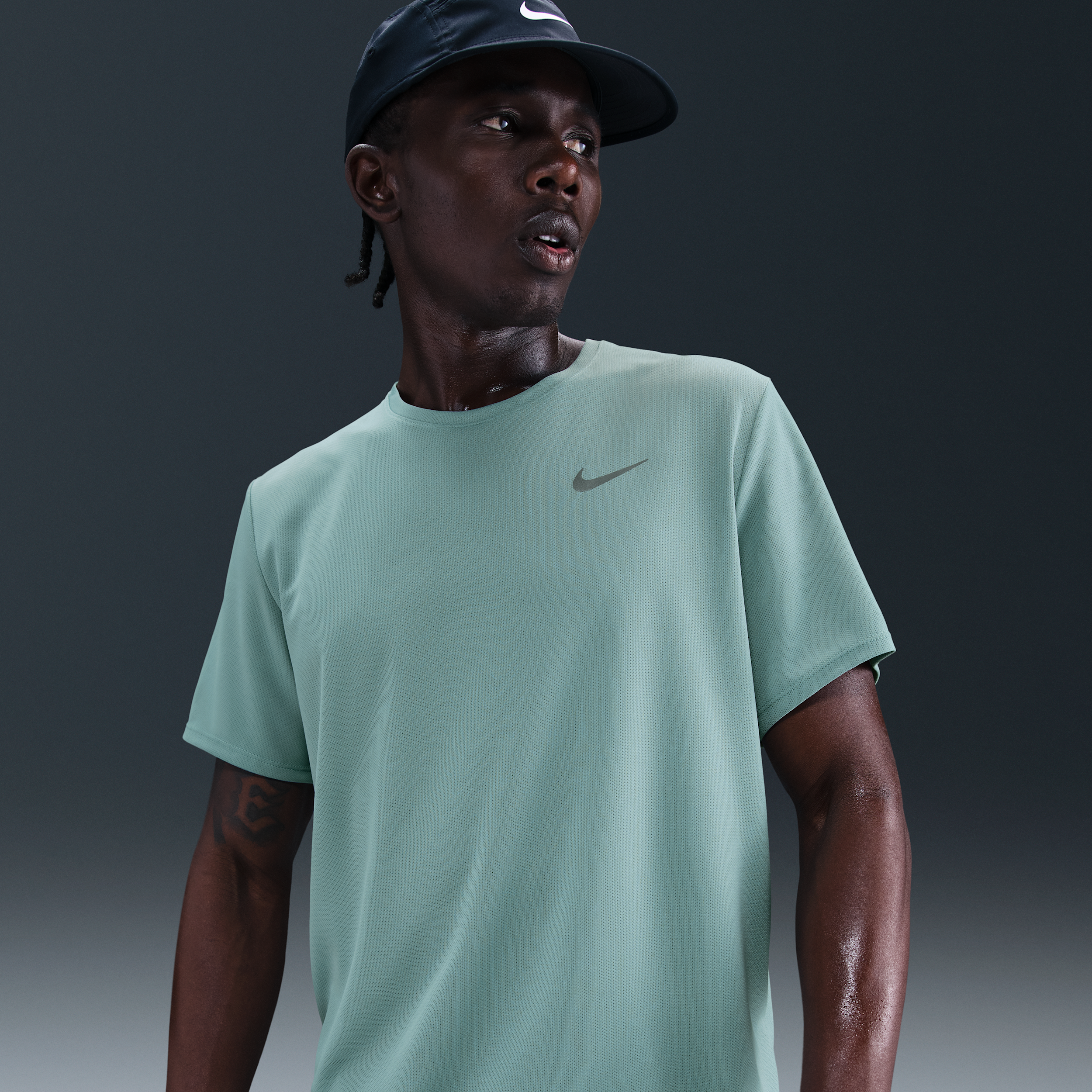 Nike Miler UV hardlooptop met korte mouwen en Dri-FIT voor heren - Groen