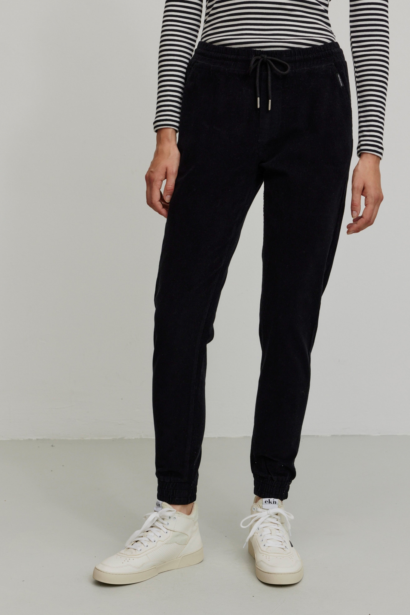 Recolution Damen vegan Jogginghose Chino Corduroy Chaiturus Schwarz