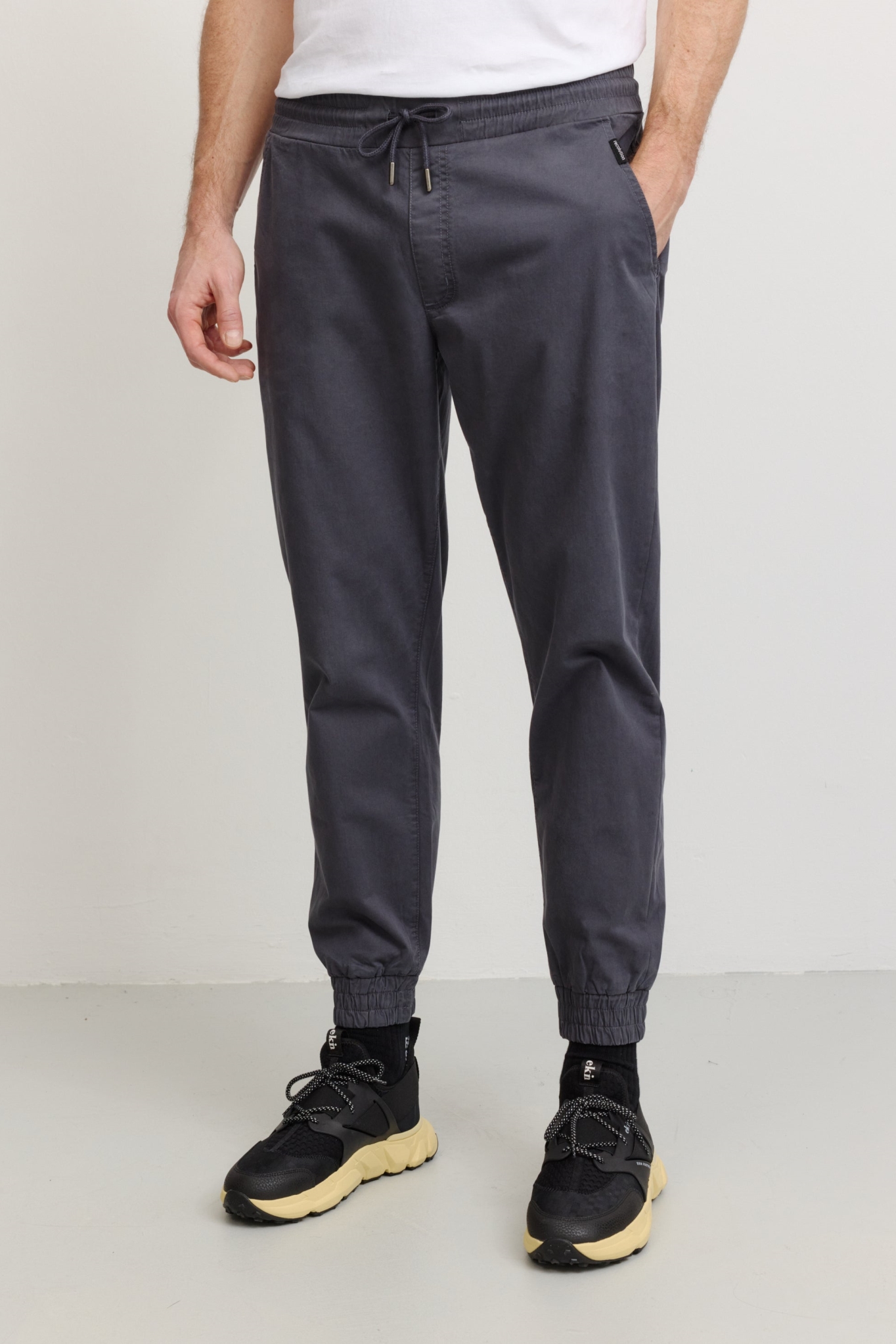 Recolution Herren vegan Jogginghose Chinos Musa Dunkelgrau