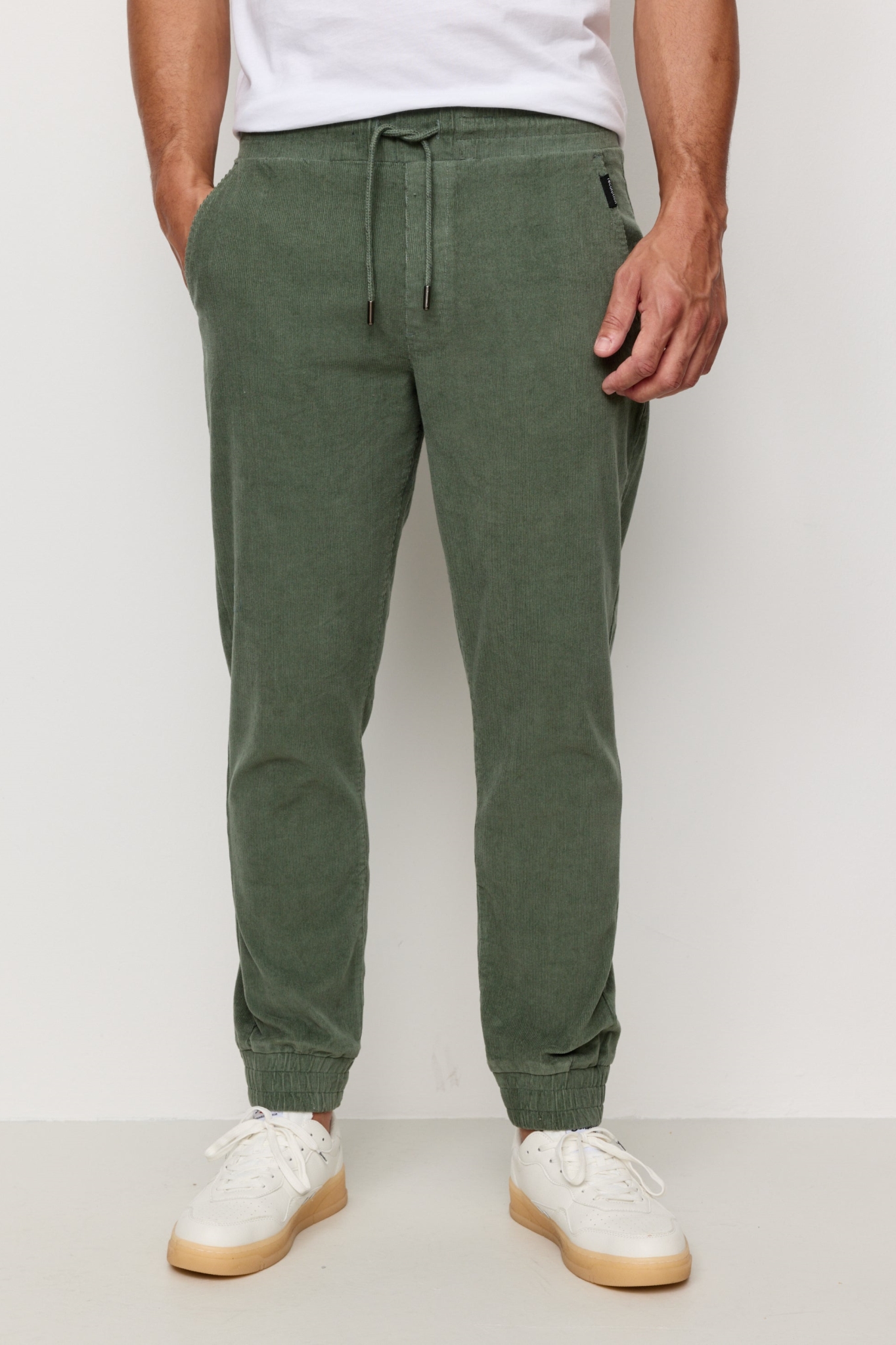 Recolution Herren vegan Jogginghose Chino Cordsamt Cyperus Khaki