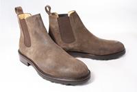 Camplin Cadogan boots gekleed