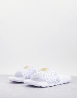 Nike Victori - Slippers in witte luipaardprint met goudkleurige swoosh