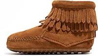 Minnetonka , Doppelte Fringe Bootie/braun in mittelbraun, Stiefel für Jungen