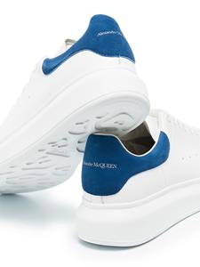 Alexander McQueen Witte sneakers met chunky blauw lipje