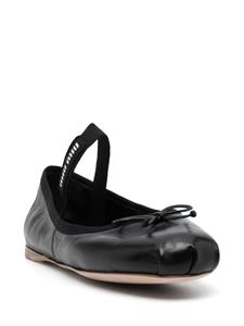 Miu Miu logo-print leather ballerina shoes - Zwart