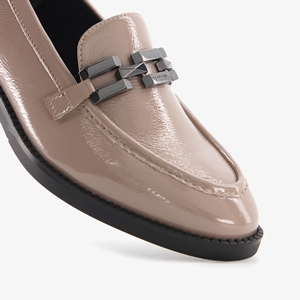 Scapino Tamaris dames lak loafers beige/taupe