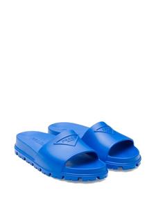 Prada Slippers met logo-reliëf - Blauw