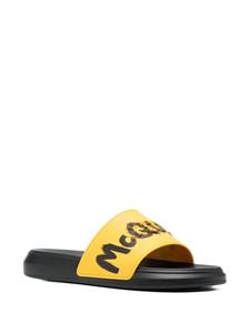 Alexander McQueen Slippers met logo - Geel