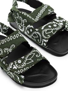 Arizona Love Apache sandalen met bandanaprint - Groen