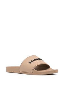 Balenciaga Badslippers met logo - Bruin