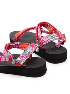 Arizona Love Trekky sandalen met bandanaprint - Roze