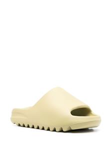 Adidas Yeezy Slippers met geribbelde zool - Groen