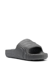 Adidas Adilette slippers met textuur - Grijs