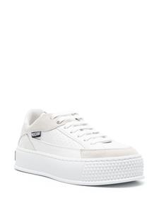 Moschino logo-embossed leather sneakers - Wit