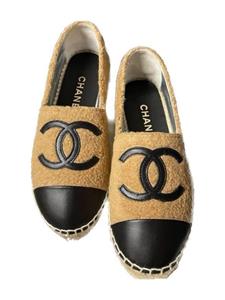 CHANEL Pre-Owned Espadrilles in Beige with Black Logo - Bruin
