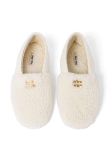 Miu Miu logo-lettering shearling slippers and case set - Wit