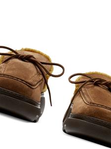 Burberry Stony suède slippers met lammy afwerking - Bruin