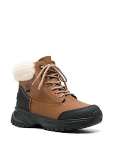 UGG Yose Fluff enkellaarzen - Bruin