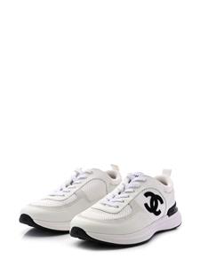 CHANEL Pre-Owned CC panelled sneakers - Wit