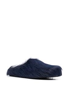 Marni Fussbett Sabot slippers met kalfshaar - Blauw