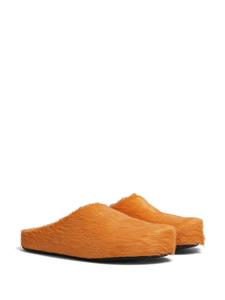 Marni Fussbett Sabot slippers met kalfshaar - Oranje