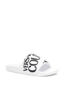 Versace Jeans Couture Shelly slippers met logo-reliëf - Wit